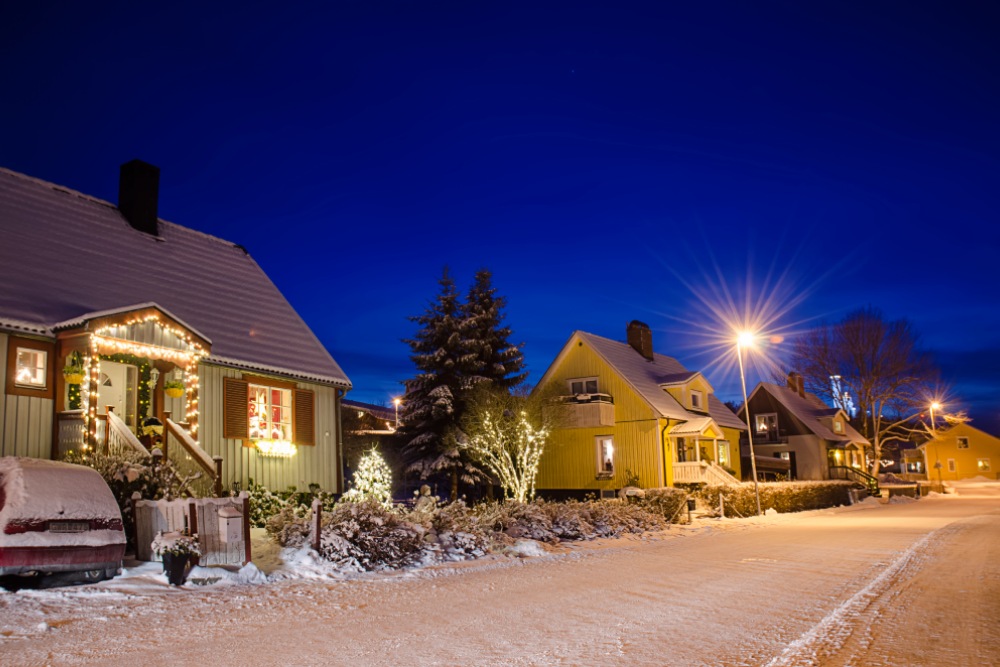 hoa-holiday-decoration-rules Townhomes decorated with holiday lights and wreaths in a planned community, illustrating HOA holiday decoration rules