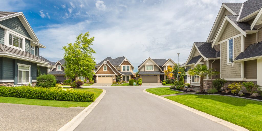Nicely,Trimmed,And,Manicured,Garden,In,Front,Of,A,Luxury Nicely,Trimmed,And,Manicured,Garden,In,Front,Of,A,Luxury